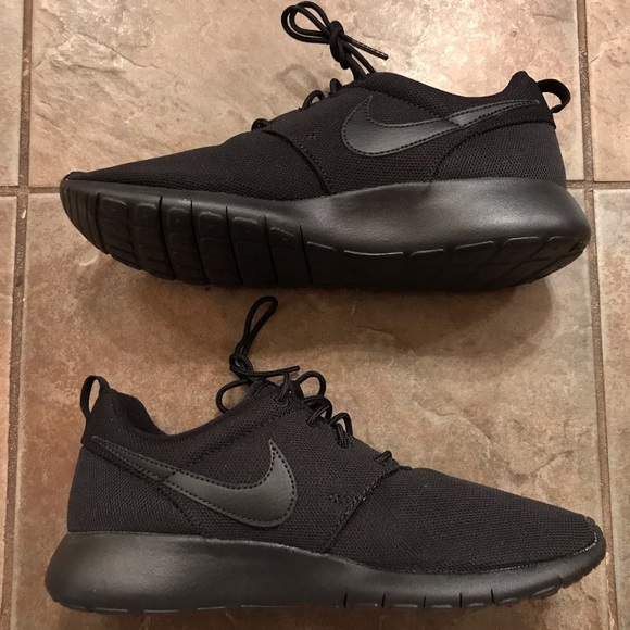 NEW Nike Roshe One Running Shoes Youth/Women’s - Picture 2 of 7